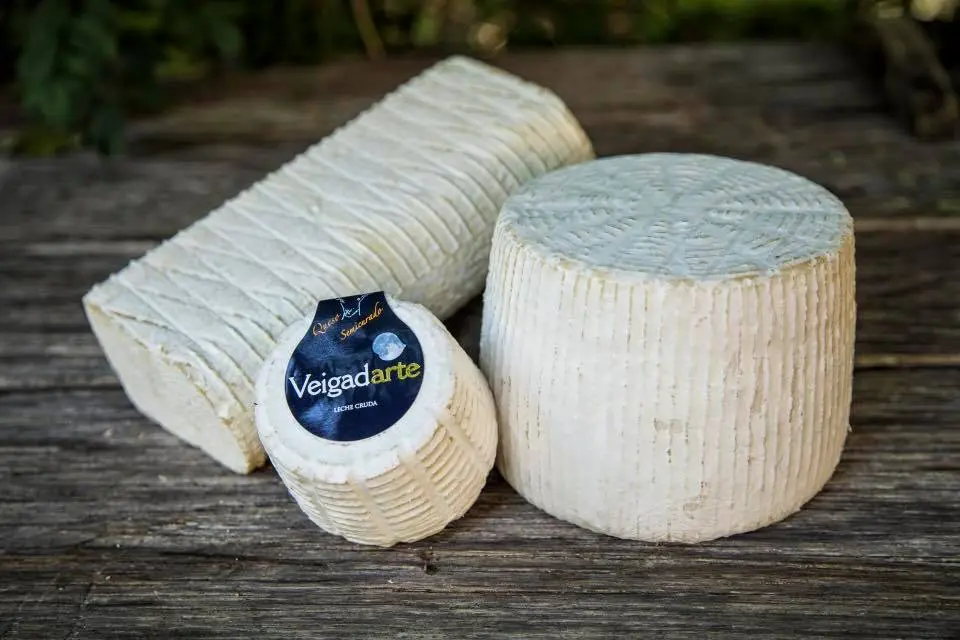 Queso cabra Veigadarte semicurado barra (950 Gr. aprox).