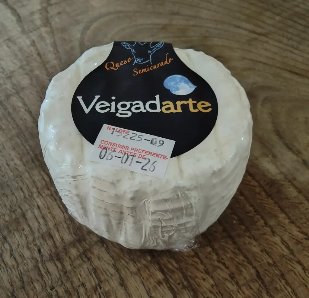 [CN400016] Semi-Cured Goat Cheese Veigadarte.